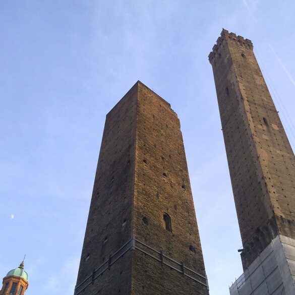 Garisenda Tower, a historic landmark and tourist spot located in the city of Bologna in Italy, has raised some concerns.